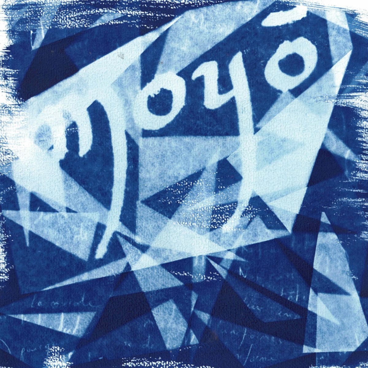 Moyō écrit dans un style calligraphique sur fond de triangles bleus qui se chevauchent.