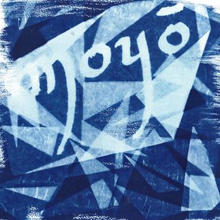 Moyō écrit dans un style calligraphique sur fond de triangles bleus qui se chevauchent.
