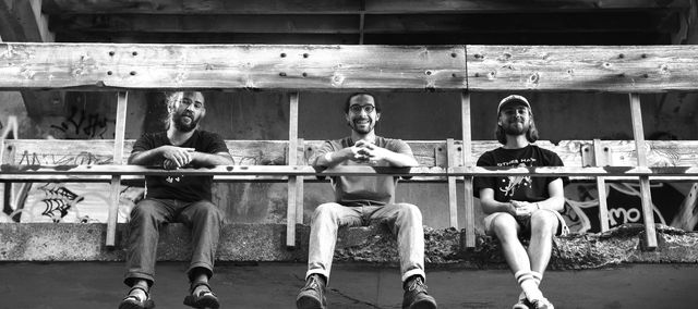 Les musiciens, en photo dans un lieu abandonné